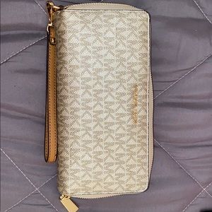 ‼️ Michael Kors wallet ‼️